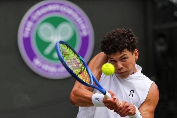 Ben Shelton made an advancement to his first Wimbledon quarterfinal after defeating Lorenzo Sonego in four sets. He made his position firm in the second set and was strong in the crucial tie-breaking moment. (Photo source: AP)