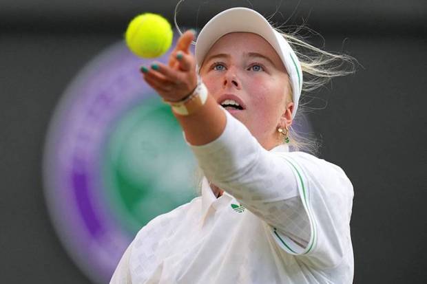 Clara Tausan lost to Iga Swiatek in a 6-4, 6-1 loss. She failed to keep up with Swiatek’s pace. (Photo source: AP)
