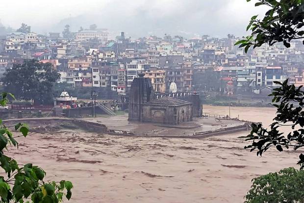 The IMD has issued a red alert for intense rainfall in Mandi, Solan, Sirmaur, Una, Kullu, Bilaspur, Shimla, Kangra, Hamirpur, and Chamba. These places have been predicted to experience heavy downpours and the possibility of landslides in the next 48 hours. (Photo source: PTI)