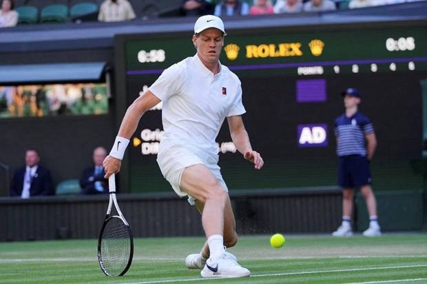 Jannik Sinner, despite having a sore elbow, managed to move to the quarterfinals after Dimitrov’s retirement. (Photo source: AP)