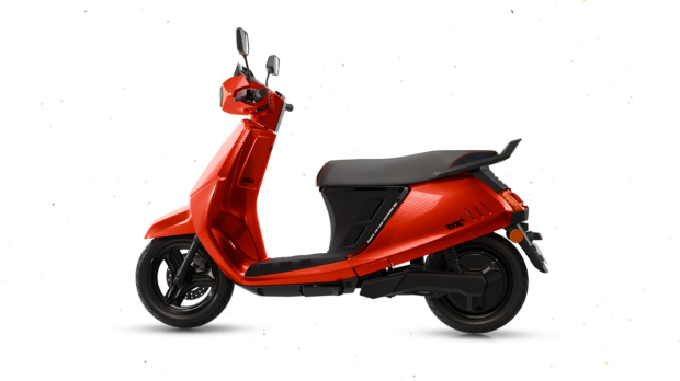The powertrain claims a top speed of 90 kmph and offers a peak range of 102 km and 116 km for the base and top-spec variant, respectively on a single charge.