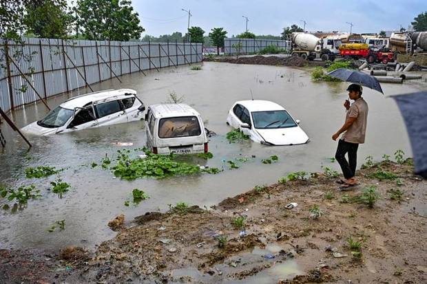 The IMD had predicted moderate rainfall in the western region, like Maharashtra, Goa, and Gujarat, for the next seven days. Vehicles were seen submerged in the floodwater after heavy downpours in the Nagpur district. (Photo source: PTI)
