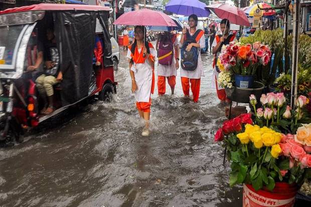 Kolkata witnessed water accumulation in several neighbourhoods after heavy showers, impacting traffic and submerging major roads. (Photo source: PTI)