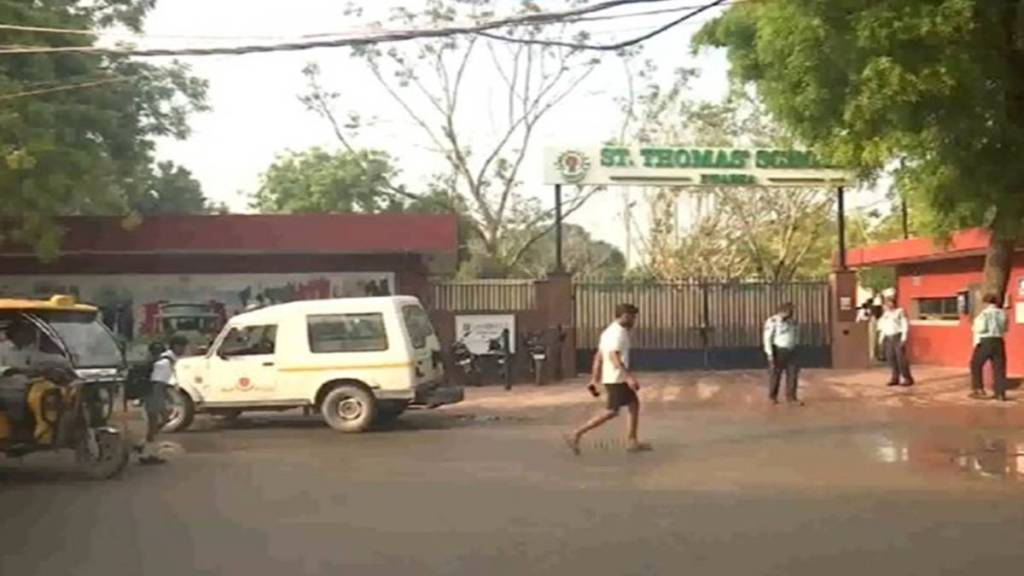 Ten delhi schools gets bomb threat