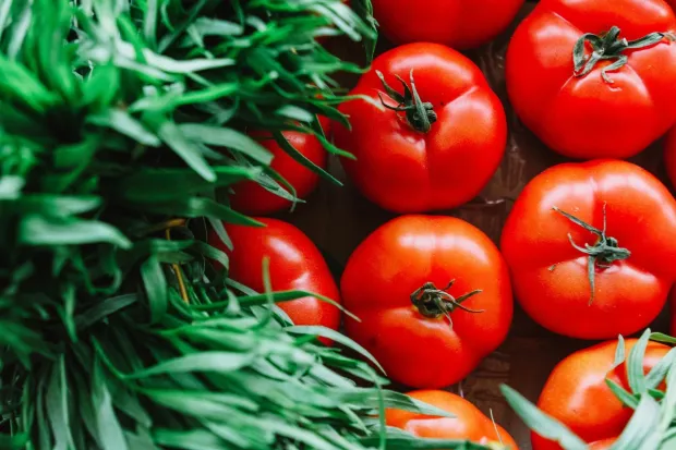 4. Tomatoes Tomatoes, whether fresh, in pasta sauce, or as ketchup, are another food that may seem innocent but are best avoided before bed. Their high acidity can trigger heartburn, especially if you're prone to acid reflux. (Image: Pexels)