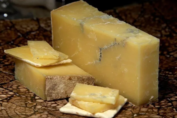 2. Aged Cheeses Cheeses like cheddar, parmesan, and blue cheese are rich in tyramine - the same compound found in tomatoes. Tyramine can trigger the release of stimulating brain chemicals and may also be linked to vivid dreams or nighttime restlessness. (Image: Pixaby)