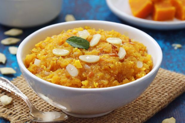Parippu Pradhaman: This traditional dessert made with coconut, jaggery, and lentil has a rich and creamy texture. A constant for several thalis, it is specially made on Onam Sadhya. (Image: Canva)