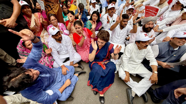 As the MPs were stopped, many of them sat on the road and raised slogans, including Priyanka Gandhi. Whereas multiple leaders, such as  TMC’s Mahua Moitra and the Congress’s Sanjana Jatav and Jothimani, climbed the barricades and raised slogans against the EC. (Photo Source: Official Twitter handle @INCIndia)