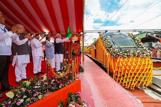 Prime Minister Narendra Modi, alongside Union Minister Ashwini Vaishnaw, Karnataka Governor Thaawar Chand Gehlot, and Chief Minister Siddaramaiah, flagged off the Vande Bharat Express train from Bengaluru to Belagavi at KSR Railway Station. (Image Source: PTI)