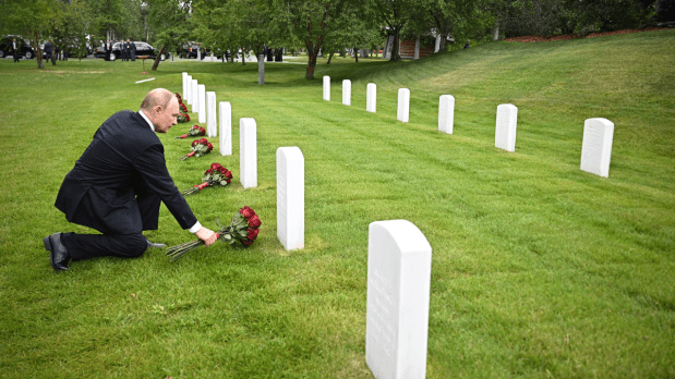  Before initiating the summit talks, Putin visited an Alaskan WWII memorial, a symbolic gesture aimed at underscoring shared history amid current hostilities. (Photo Source: Associated Press)