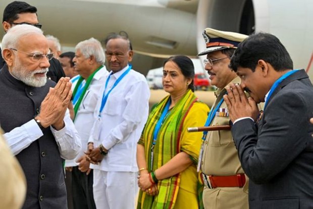 Prime Minister Narendra Modi received a warm welcome upon his arrival in Bengaluru. Karnataka Chief Secretary Shalini Rajneesh was also present. (Image Source: PTI)