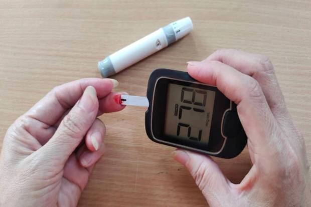 Keeping blood sugar stable is essential not just for those with diabetes but for anyone who is looking to maintain constant energy, manage wealth, and support heart health. It is quite easy to blame sugary desserts; many lesser-known daily habits can quietly trigger your glucose levels to rise. From skipping hydration to over-relying on outside foods, these hidden factors can lead to an imbalance in your system even when your diet appears to be almost healthy. As per a report by health.com, these eight common habits may be increasing your blood sugar.