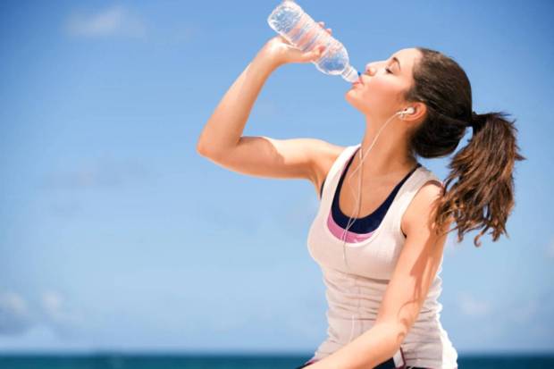 Drinking less water: Dehydration activates hormones like cortisol and vasopressin, both of which are responsible for raising blood sugar levels. (Photo source: Canva)