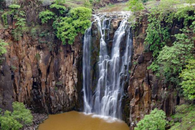 Indore, Madhya Pradesh: Indore blossoms with greenery during monsoon, and waterfalls like Tincha and Patalpani are the best to visit. (Photo source: Canva)