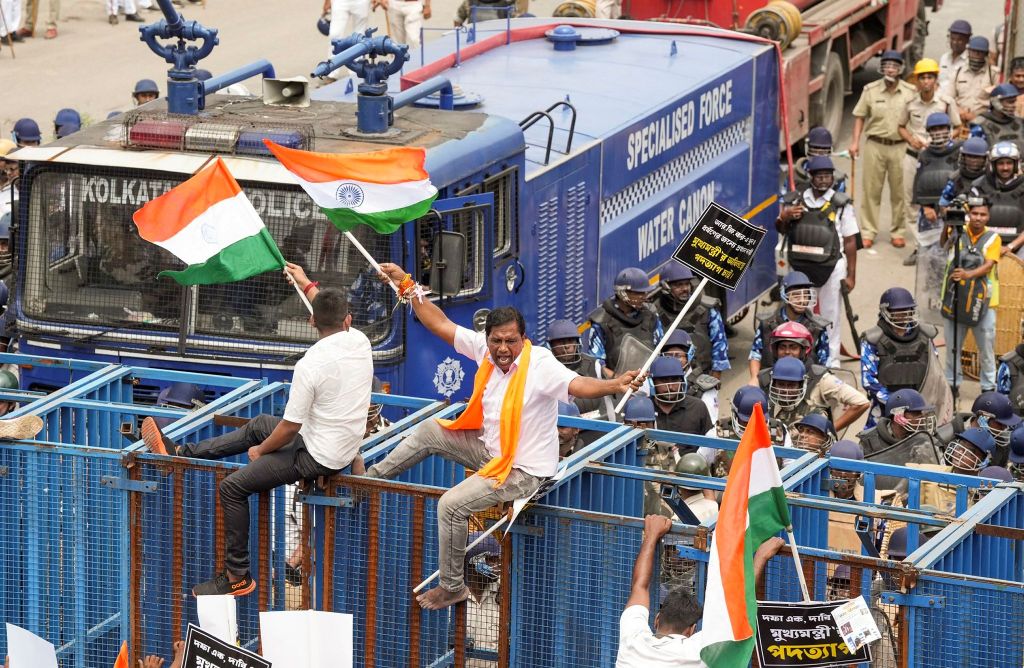 Protestors taking part in a march to the West Bengal secretariat 'Nabanna' to mark the completion of one year of the rape and murder of a trainee doctor at RG Kar hospital, attempt to breach the iron wall barricades set up by the city police, at Santragachi in Howrah district (Photo: PTI)