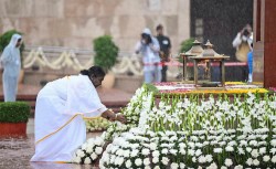 ‘Goosebumps’, Netizens hail video of president and army chiefs paying homage in pouring rain
