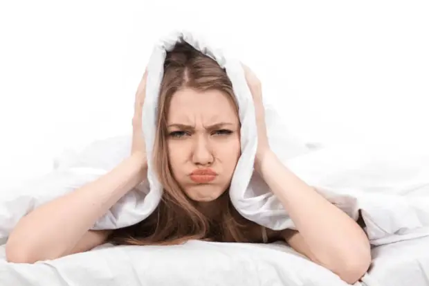 Poor sleep pattern: Sleep deprivation can affect insulin function and incite hunger for high sugar and high carb foods. (Photo source: Canva)