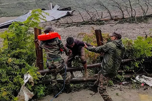 SDRF teams are using drones, cameras, and cutters in the rescue drive. Roads continue to be blocked, and electricity, along with mobile networks, is affected. (Photo source: PTI)