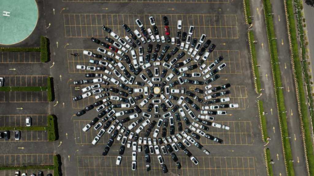 MG creates record with over 300 EVs to create ‘Carkalam’