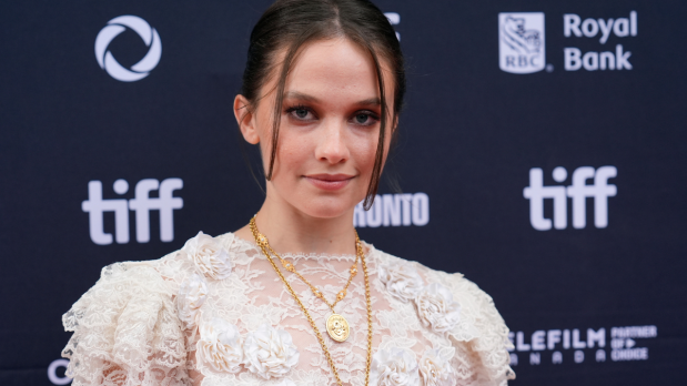Cailee Spaeny brings chic elegance to the Princess of Wales Theatre, dazzling photographers at the star-studded 'Wake Up Dead Man' premiere. (Photo: Associated Press)