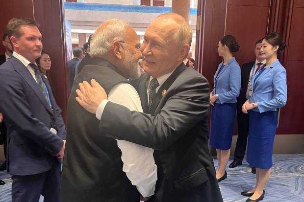  The leaders were also seen exchanging light-hearted conversation before the plenary session. (Photo source: ANI)