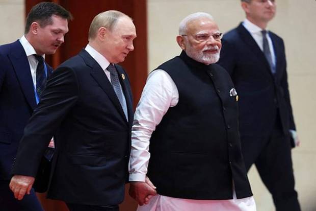 Russian President Vladimir Putin, left, and Indian Prime Minister Narendra Modi attend a family photo session at the Shanghai Cooperation Organization (SCO) summit in Tianjin, China. (Photo source: AP)