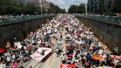 Thousands rally as Trump extends National Guard mission in Washington