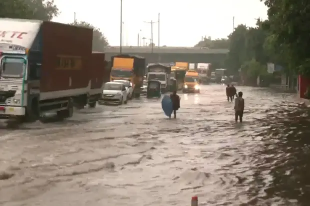 Traffic jams were seen at Kalindi Kunj, Kashmere Gate. (Photo source: ANI)