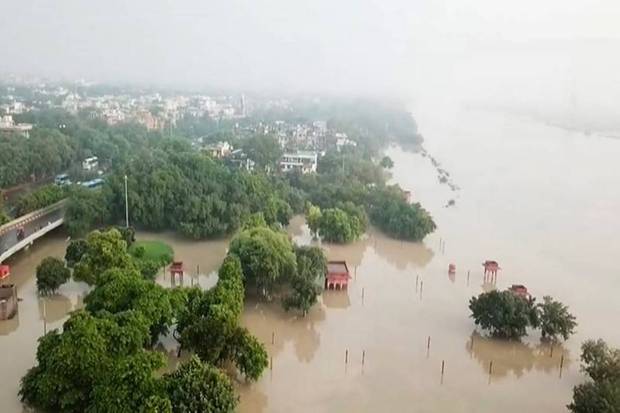  A view of the area around the Kashmere Gate bus terminal after the Yamuna river water level continues to rise and inundates the nearby areas. (Photo source: PTI)
